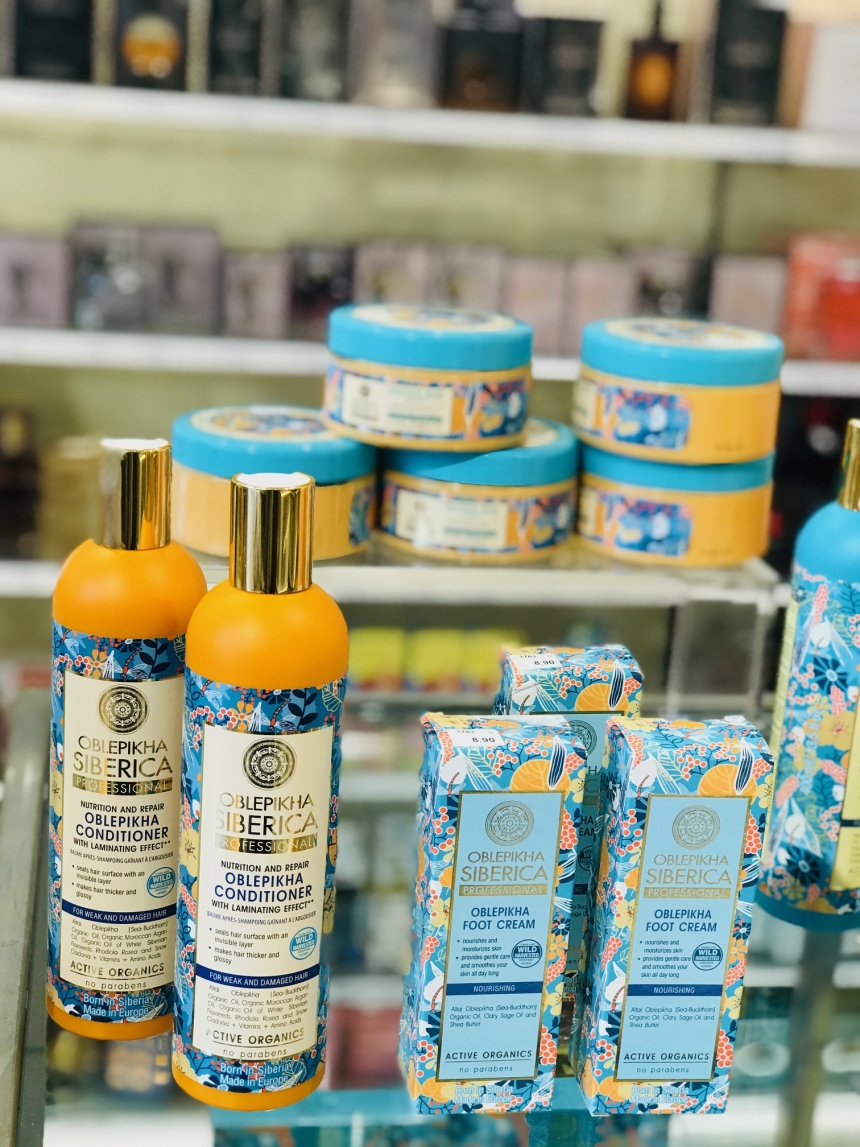 Vari prodotti del marchio Oblepikha Siberica, conditioner per capelli rovinati e deboli, crema idratante per i piedi, in vendita presso la profumeria Manor Balerna, Centro Breggia